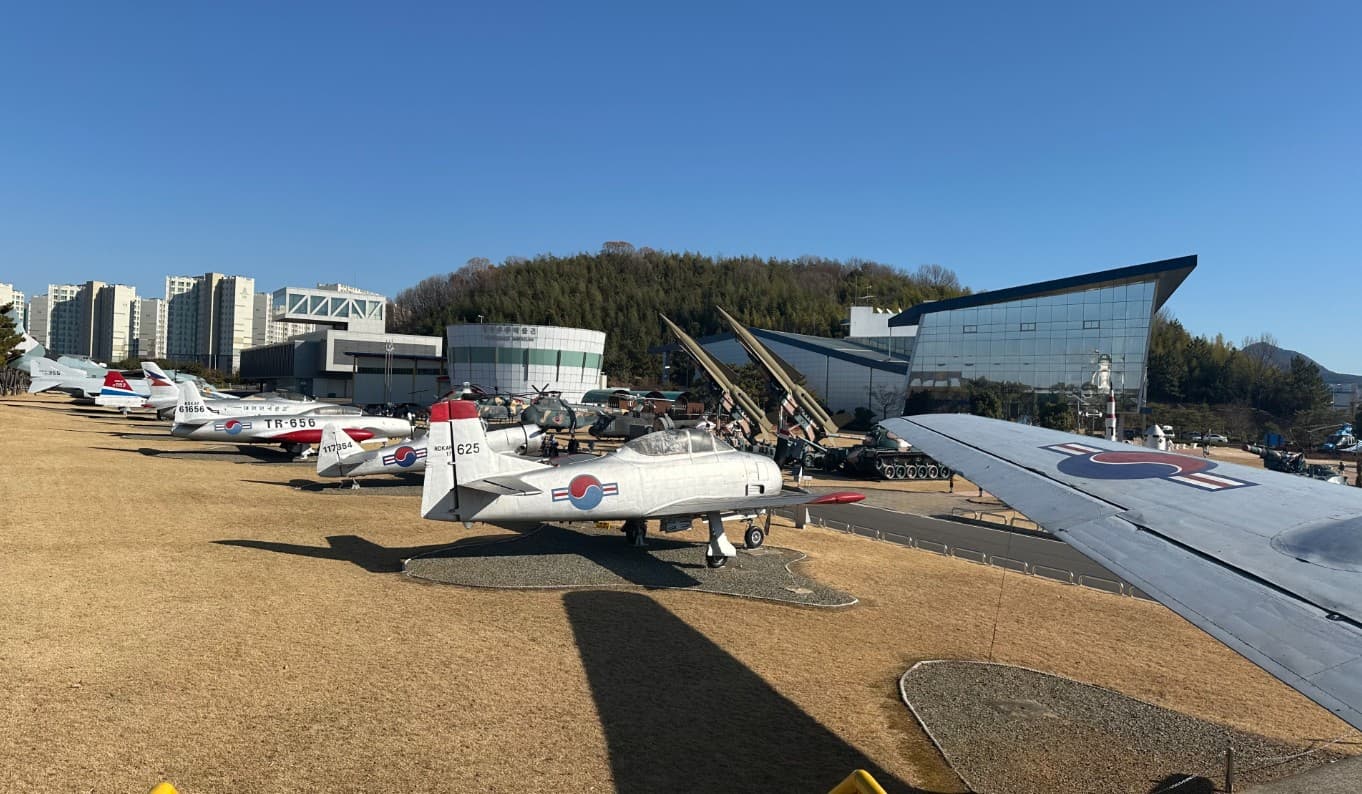 실제 항공기와 전시물이 늘어선 항공우주박물관 야외 전시장